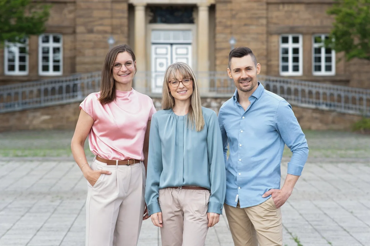 Das Ärzteteam von Dermatologie im Centrum vor der Praxis in Minden