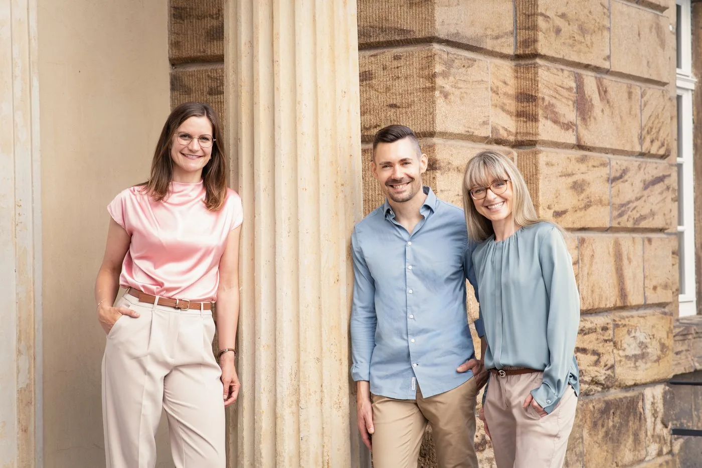 Das Ärzteteam von Dermatologie im Centrum vor der Praxis in Minden