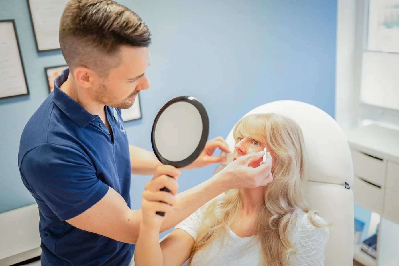 Ästhetische Beratung bei Dermatologie im Centrum in Minden – Dr. Daniel Thiessen zeigt einer Patientin das Ergebnis