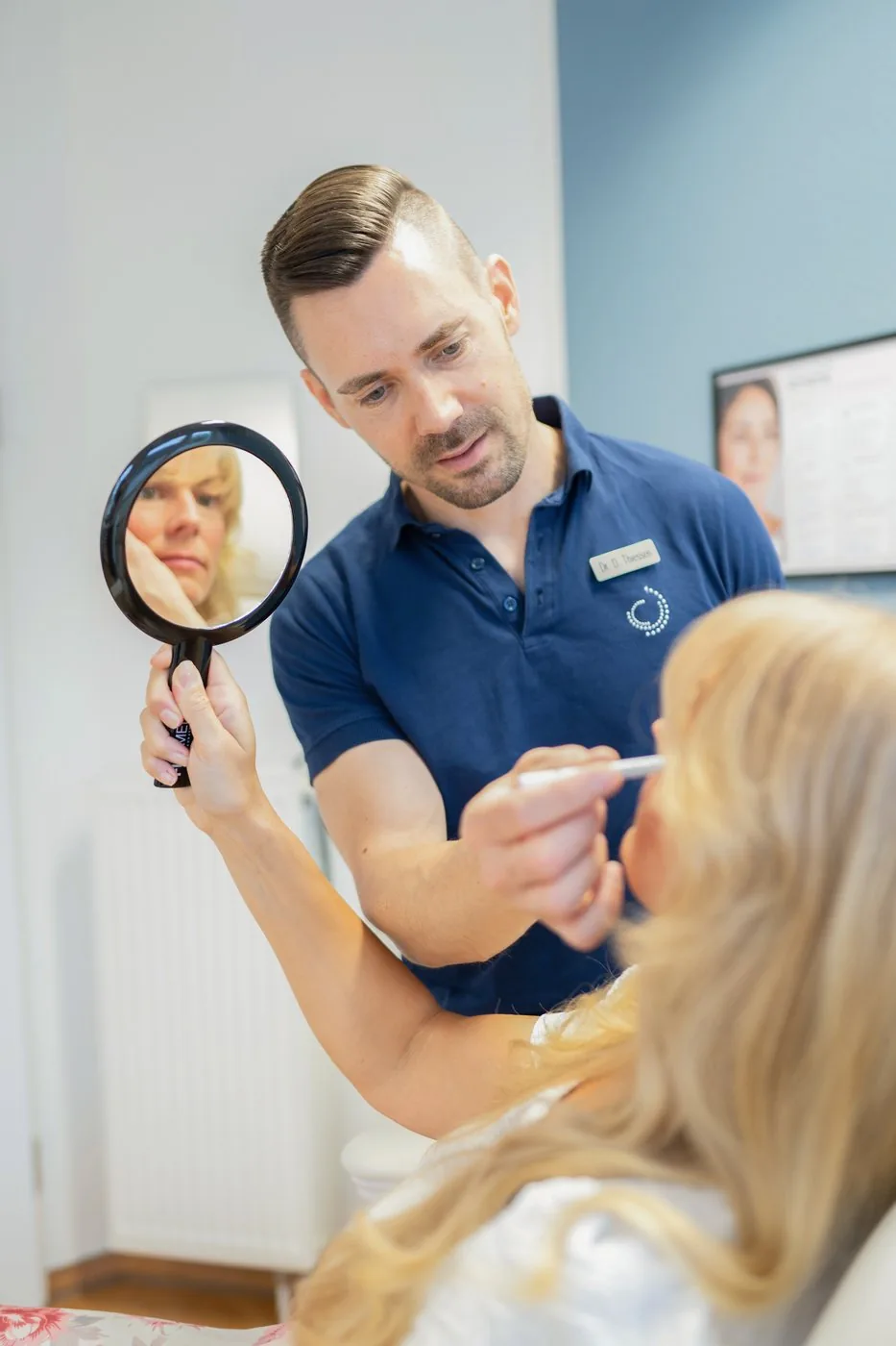 Ästhetische Medizin — Beratungsgespräch mit einer Patientin
