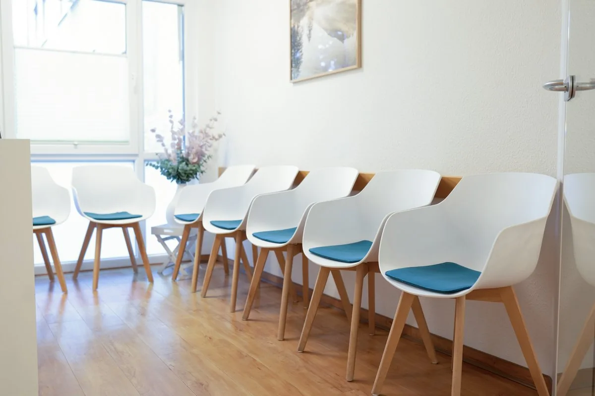Wartebereich mit Tageslicht in der Hautarztpraxis Dermatologie im Centrum, Minden